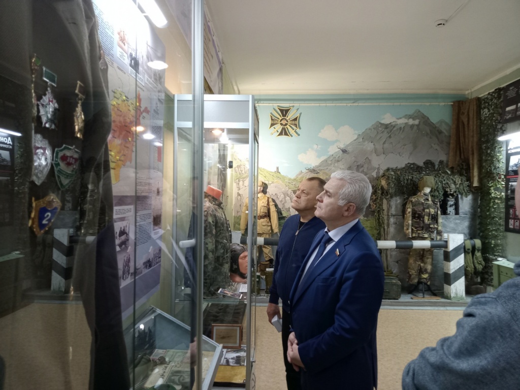 Сенатор Сергей Мартынов осмотрел выставку, посвященную воинам-героям 