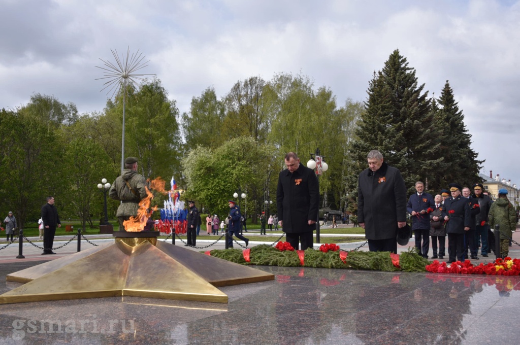 Глава парламента возложил цветы  к Монументу Воинской Славы и Вечному огню