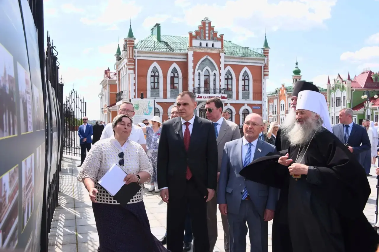 Глава марийского парламента ознакомился с фотовыставкой, посвященной 10-летию освящения Благовещенского собора и визита Патриарха Кирилла