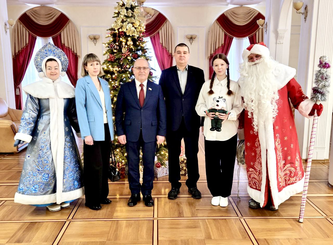 В стенах Госсобрания исполнилась детская мечта: Председатель марийского парламента подарил юной спортсменке аэрохоккей