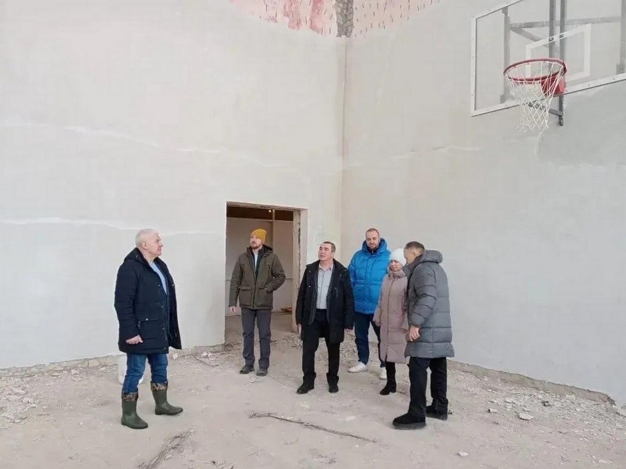 Сенатор Сергей Мартынов с коллегами из «Единой России» проверил ход капремонта школы в Кукнуре