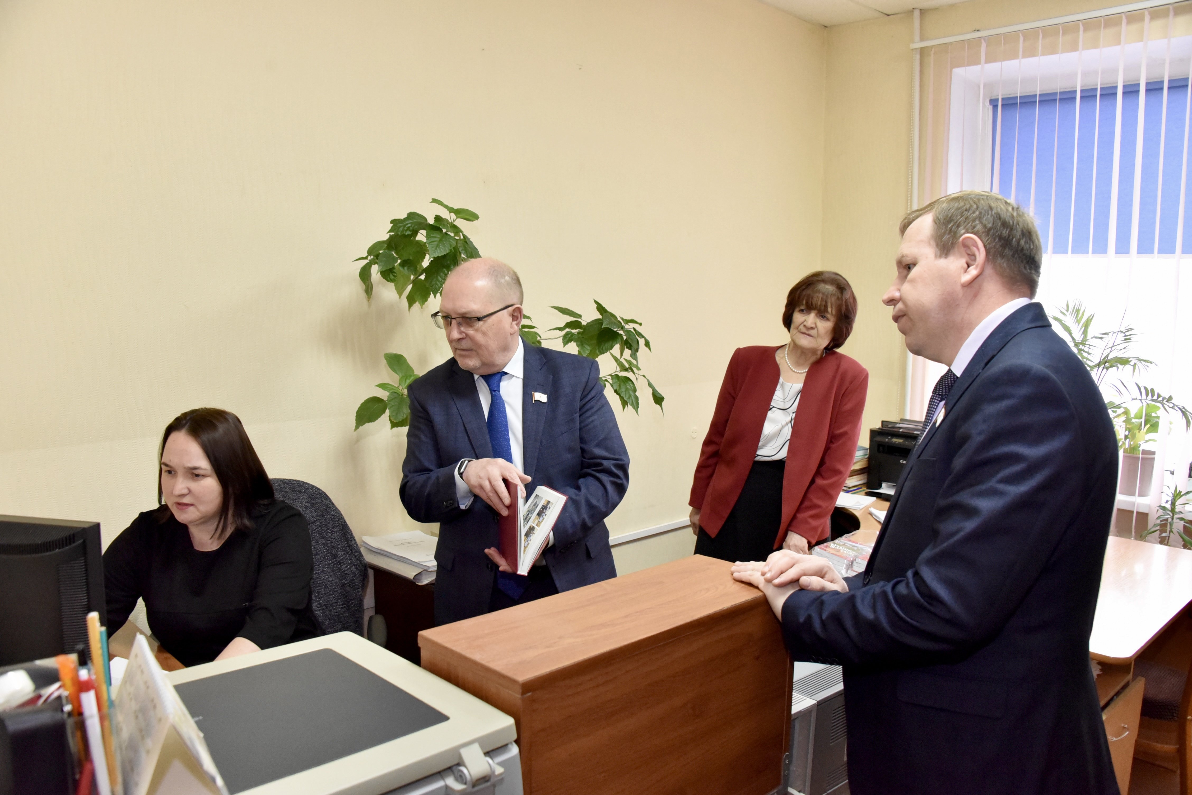  Председатель Госсобрания Марий Эл ознакомился с новым литературным пространством Марийского книжного издательства