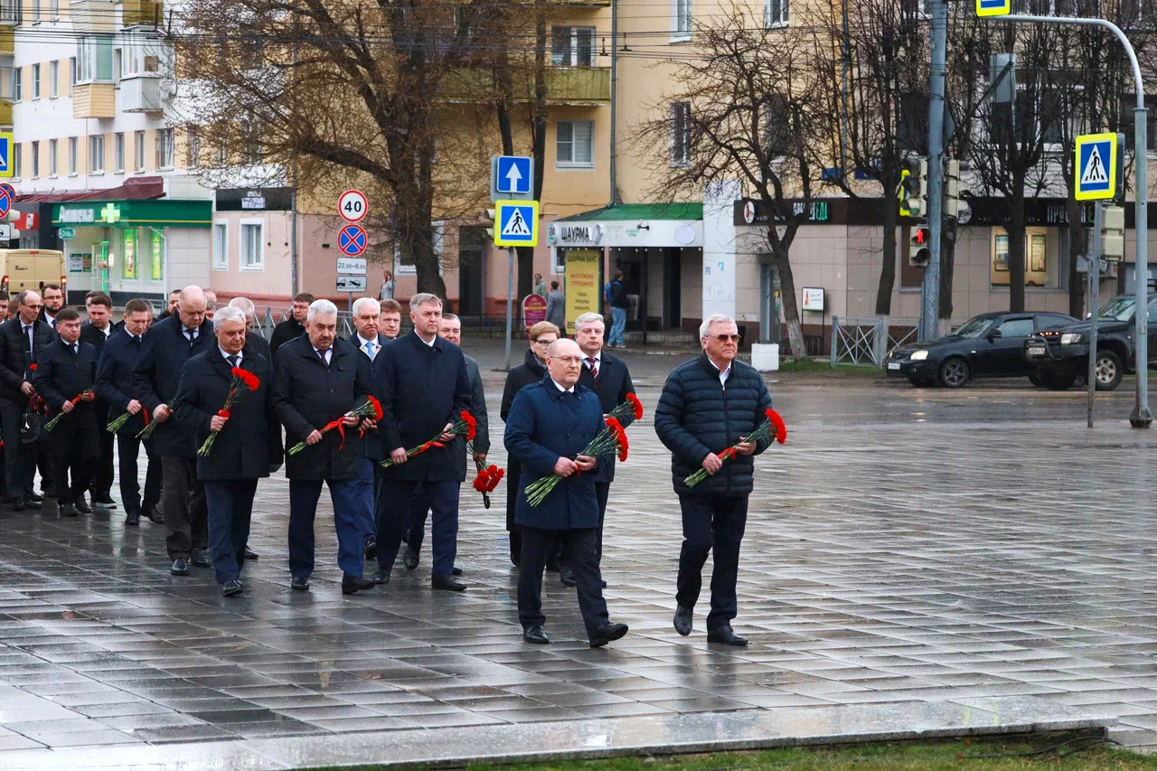 Память воинов-победителей почтили  законодатели ПФО в Йошкар-Оле