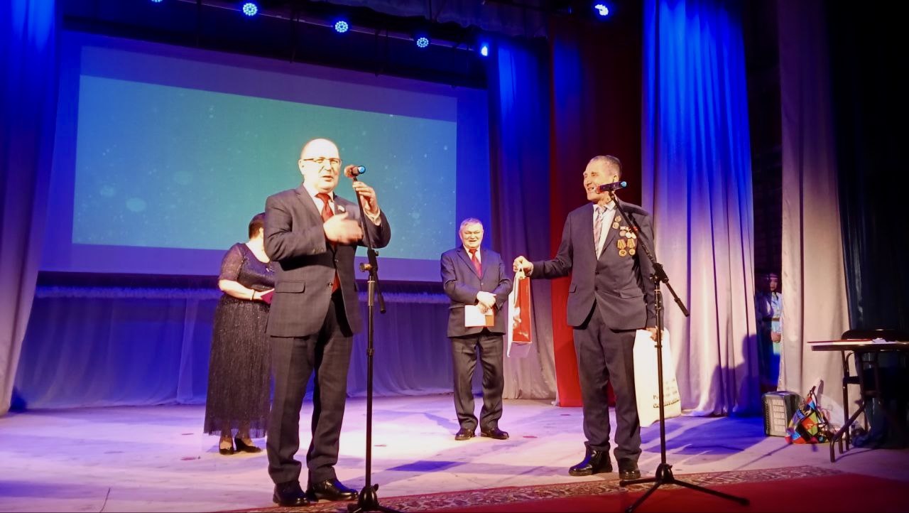 Председатель Госсобрания Михаил Васютин поздравил с 75-летием заслуженного журналиста и писателя Ипполита Лобанова 