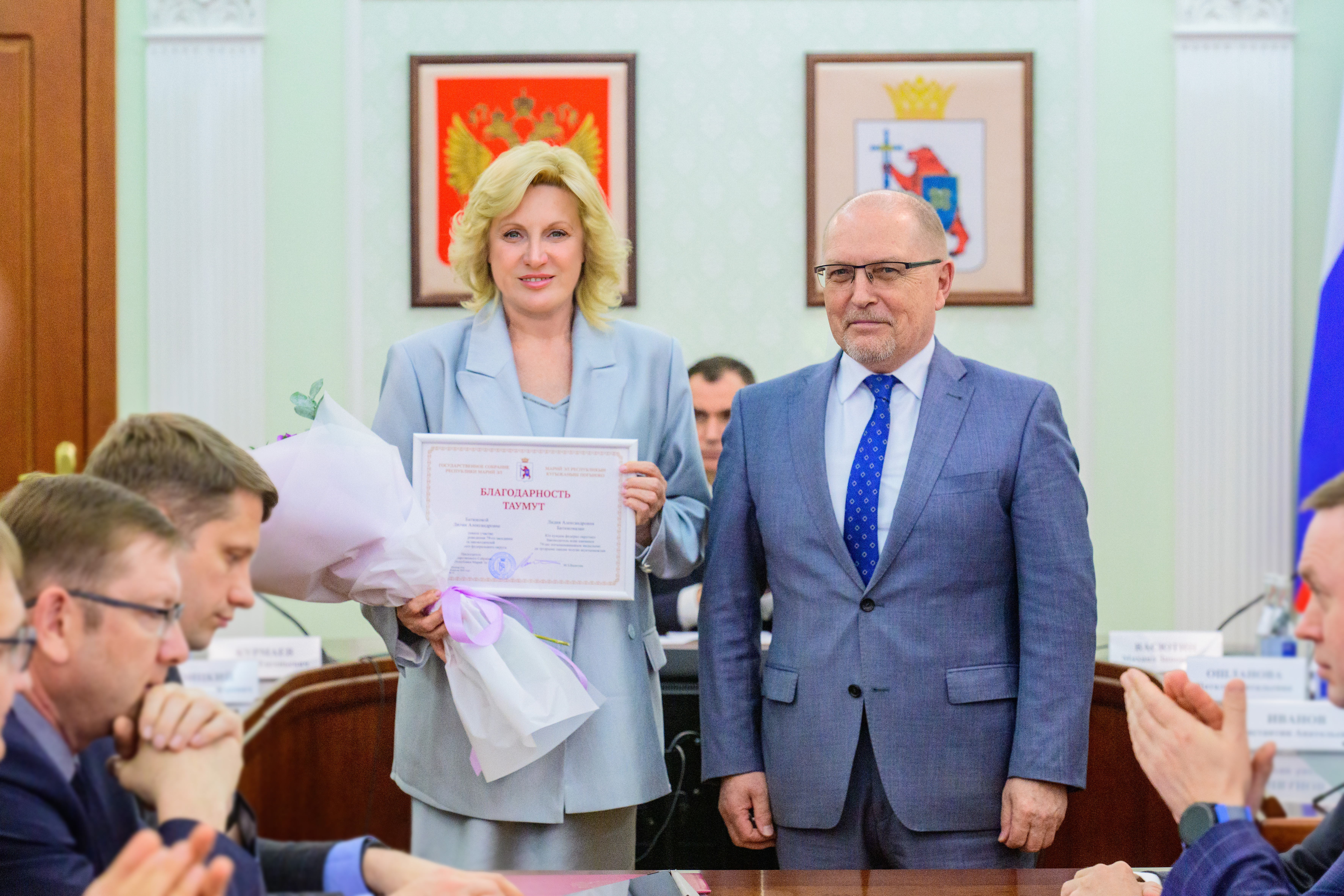 Михаил Васютин вручил благодарности Государственного Собрания членам Правительства Марий Эл