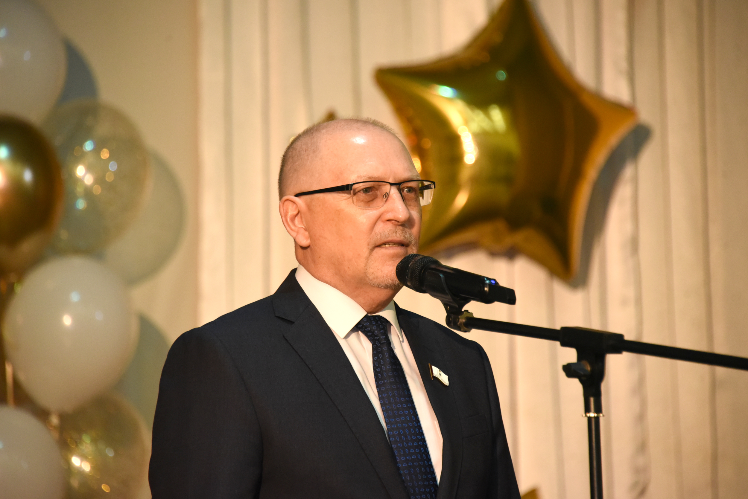 Михаил Васютин поздравил выпускников гимназии  № 4 имени А.С. Пушкина с праздником Последнего звонка