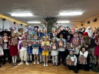 Сенатор Сергей Мартынов вручил новогодние подарки юным жителям Марий Эл