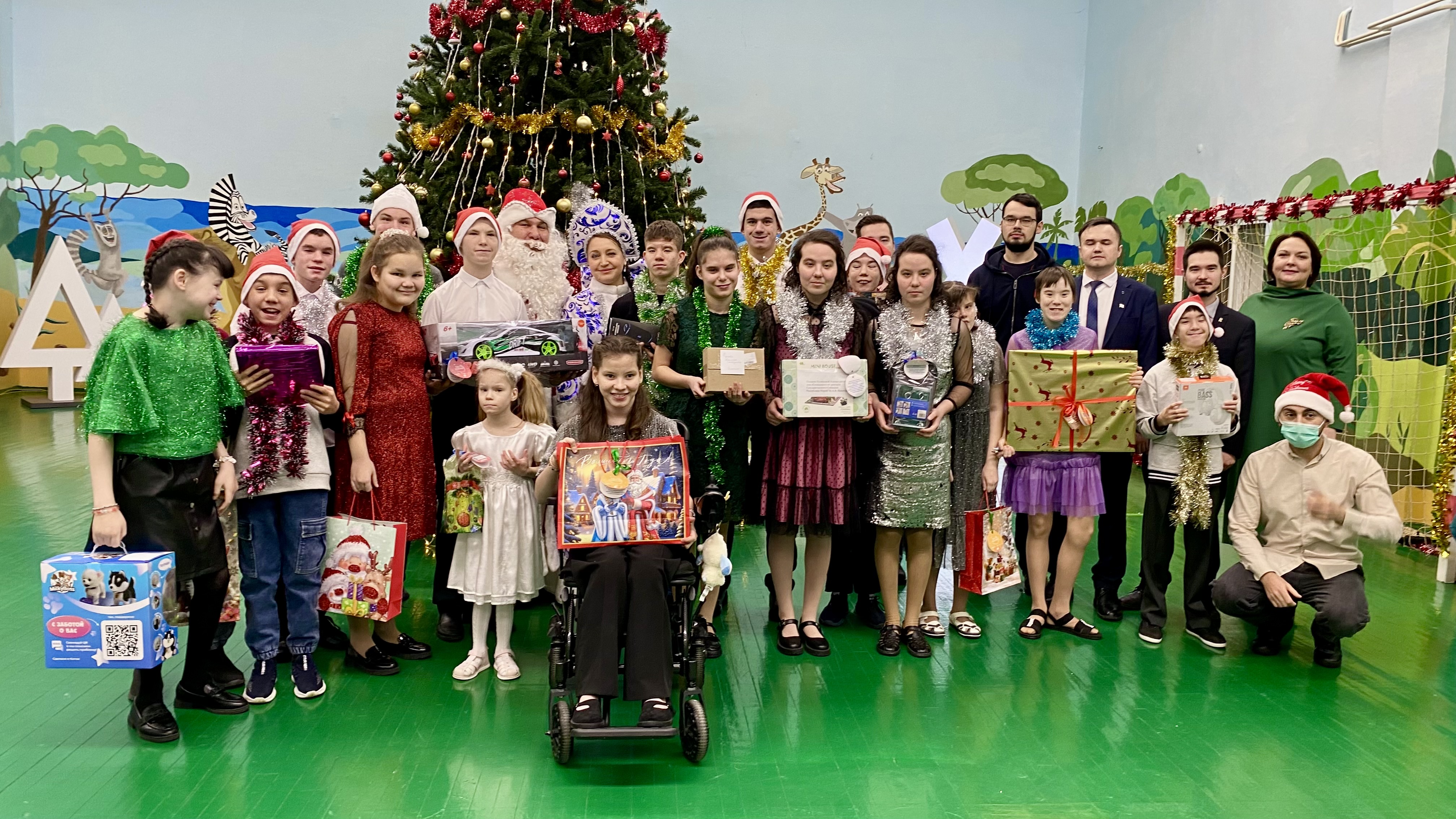Работники Аппарата Госсобрания и члены Молодежного парламента поздравили воспитанников детского дома «Солнышко» с наступающим Новым годом