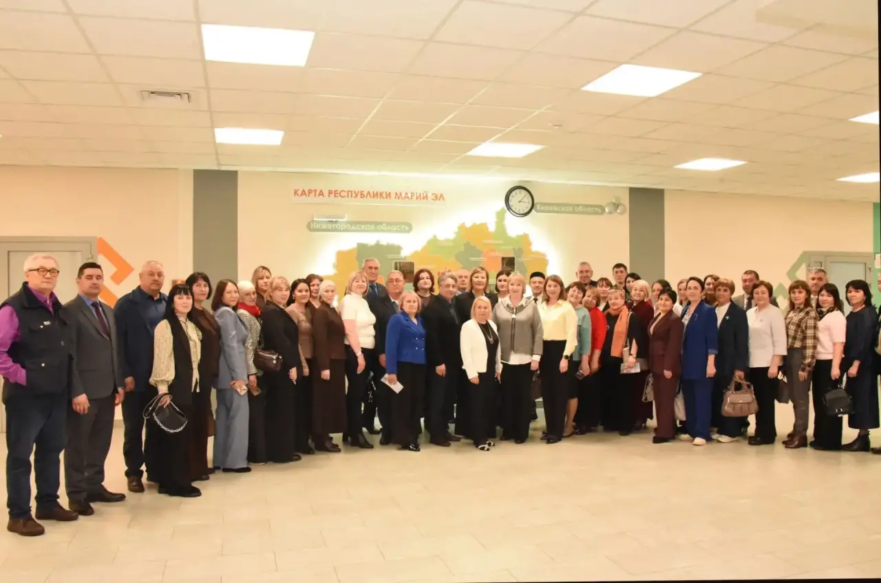 В День 120-летия российского парламентаризма Первый зампред Госсобрания Лариса Яковлева пообщалась с учащимися школы № 32 г. Йошкар-Олы