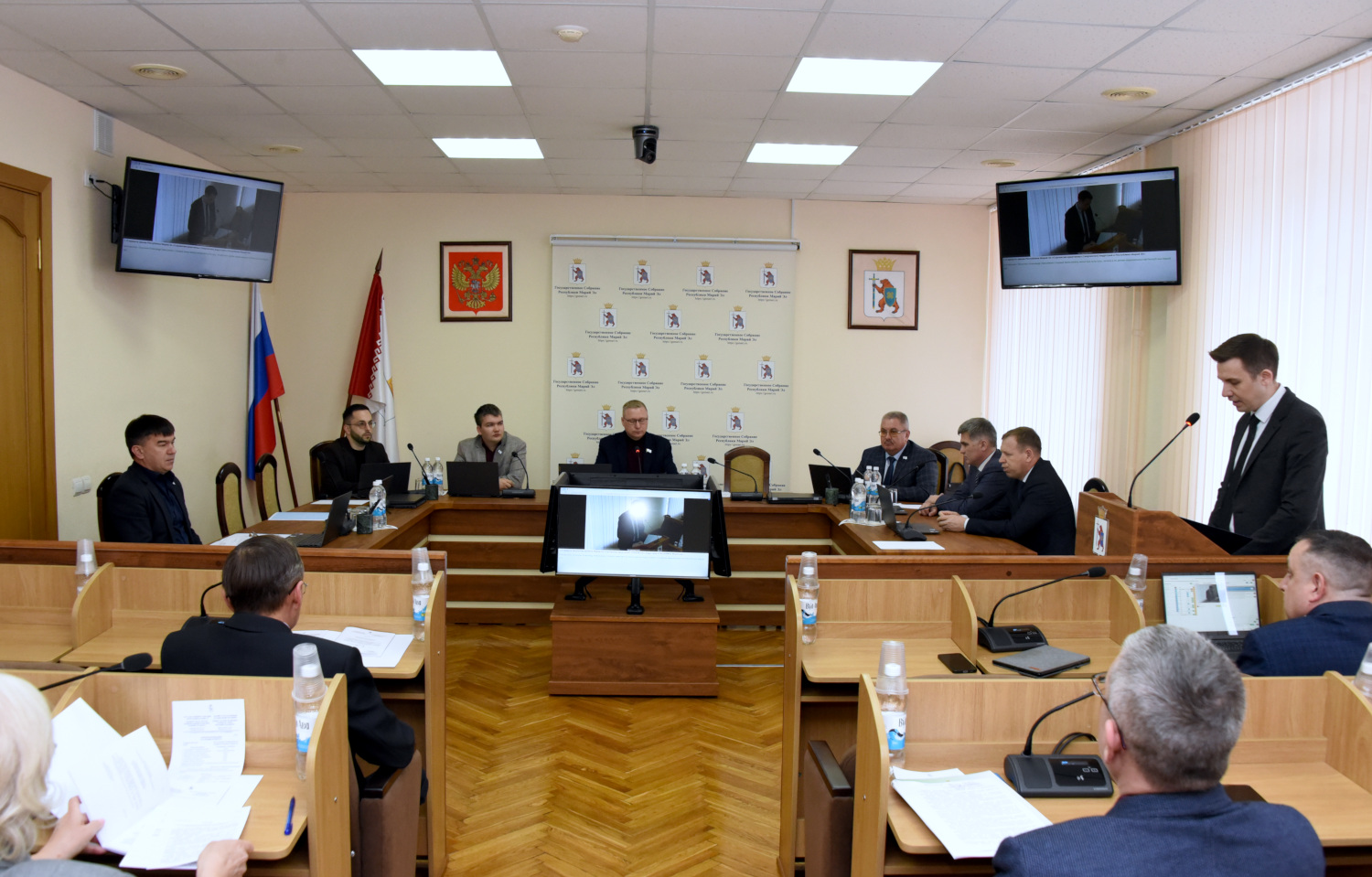  Креативные индустрии и жилье для детей-сирот – участников СВО: итоги заседаний комитетов Государственного Собрания