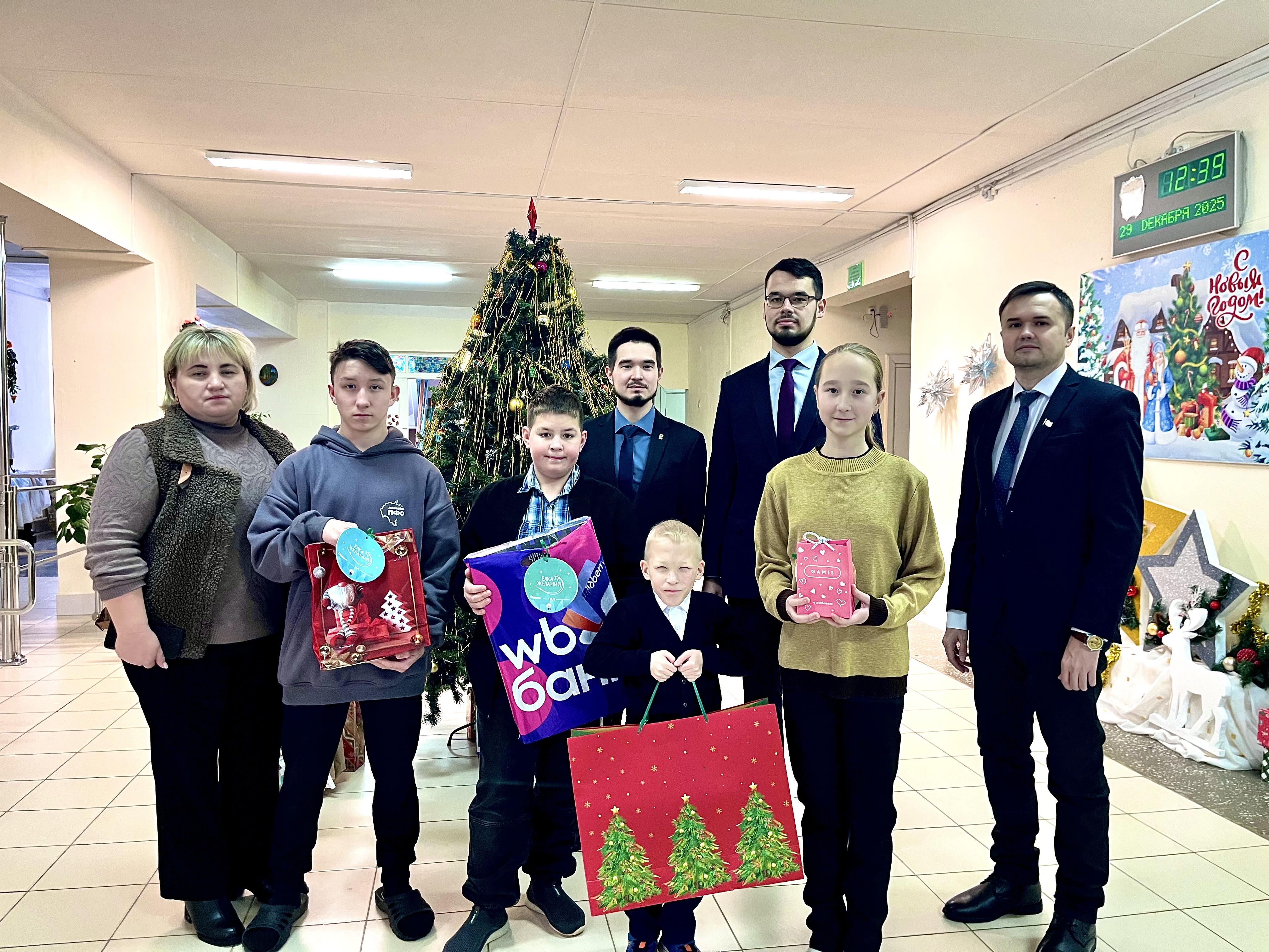 Новогоднее чудо для воспитанников Октябрьского центра для детей-сирот и детей, оставшихся без попечения родителей