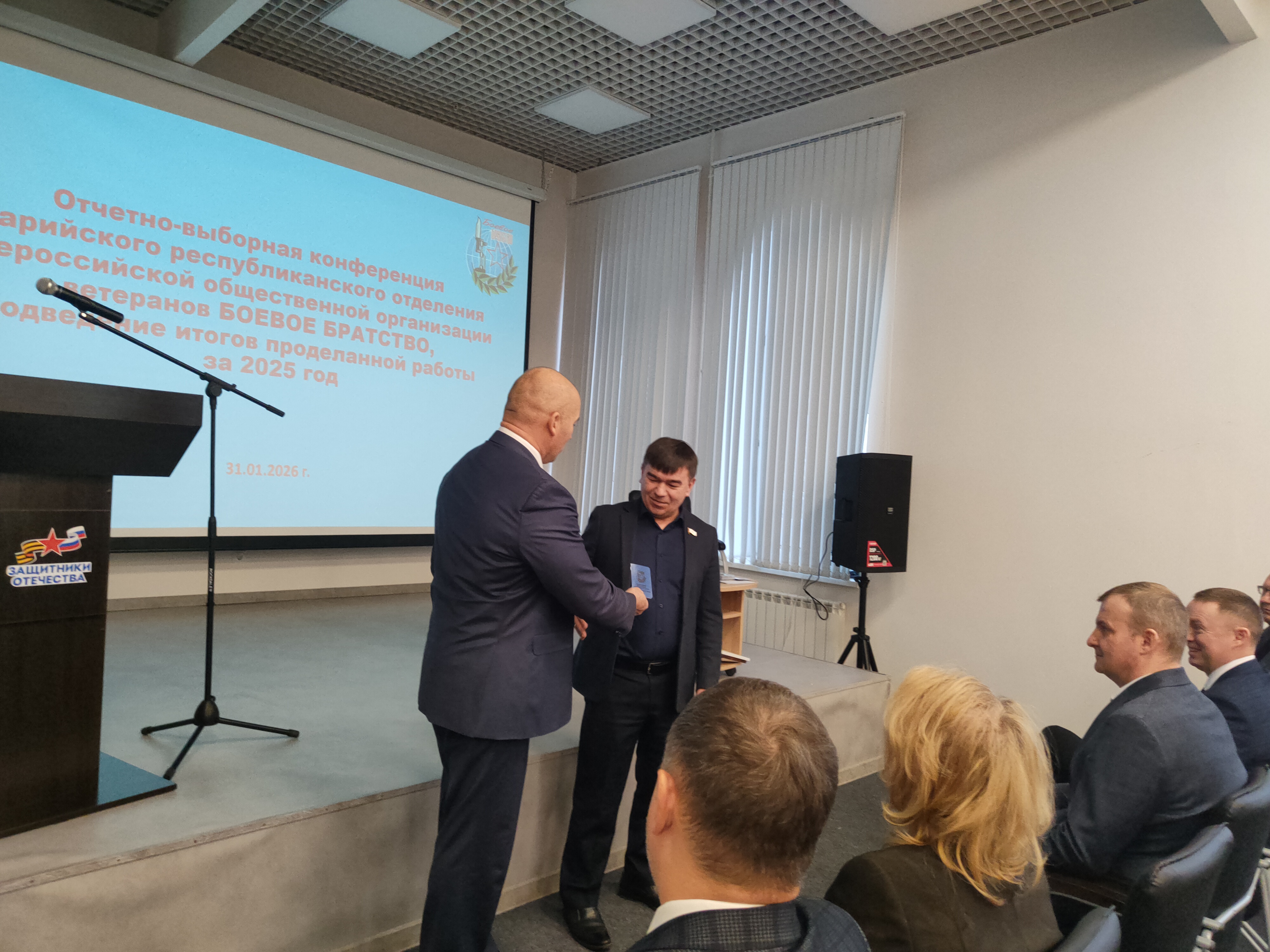 Заместителю Председателя Госсобрания Александру Смирнову вручили удостоверение члена ветеранской организации «Боевое братство»