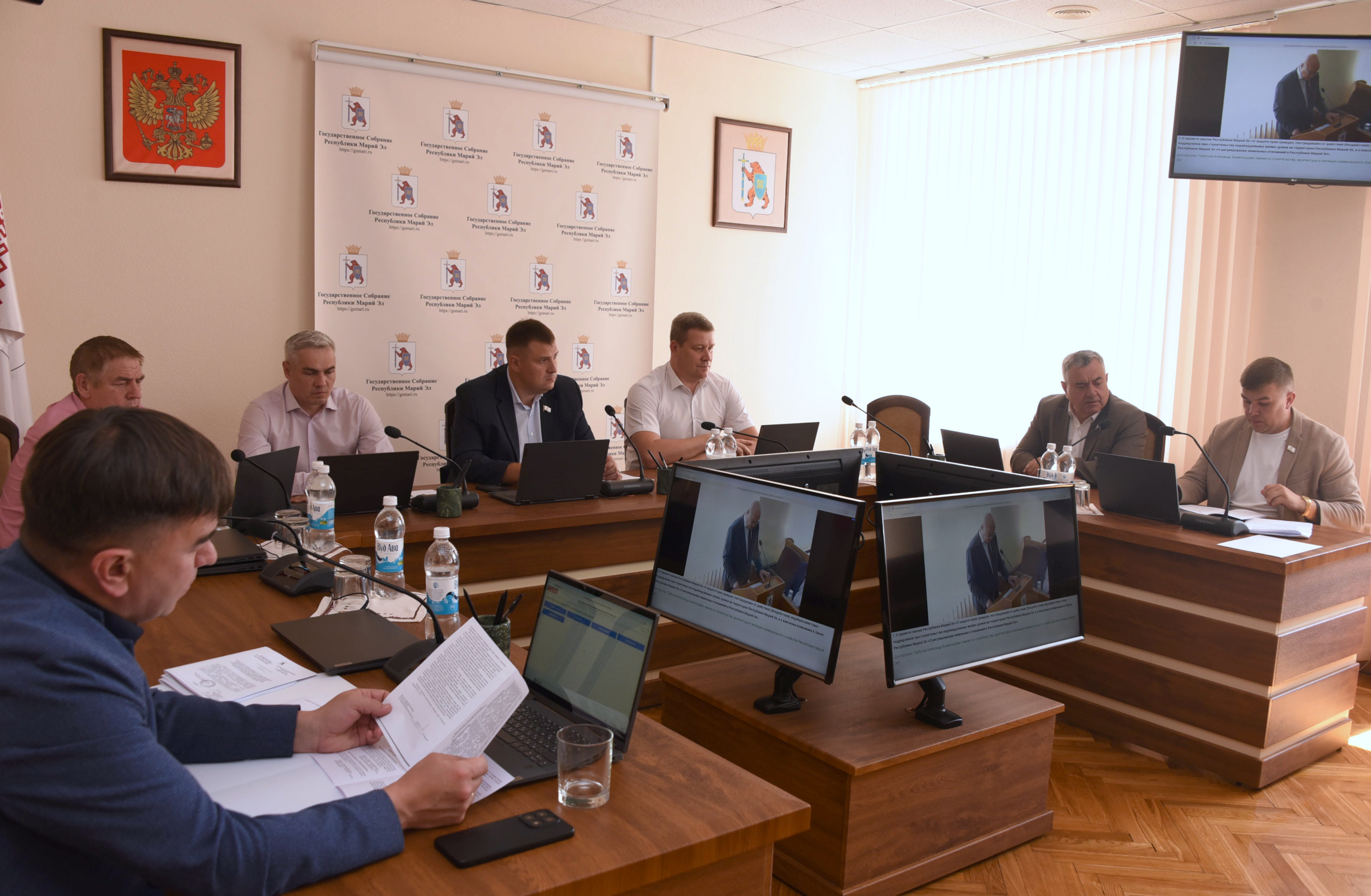 Защита прав граждан, пострадавших при строительстве ИЖС, новые направления государственной аграрной политики и запрет продажи бензина детям – итоги заседаний профильных комитетов