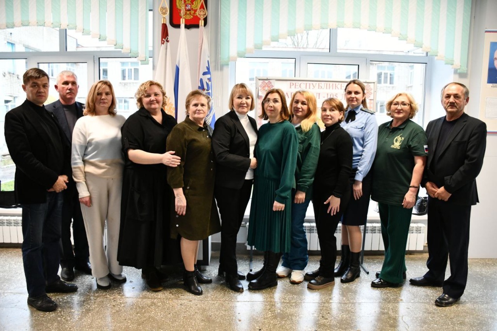 От поколения Победителей к поколению защитников: Лариса Яковлева почтила память последнего участника Великой Отечественной войны и встретилась с семьями участников СВО Волжского района 