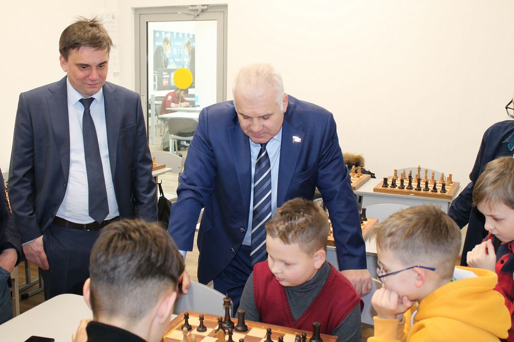 Сенатор Сергей Мартынов встретился с воспитанниками Шахматной школы Сергея Карякина 