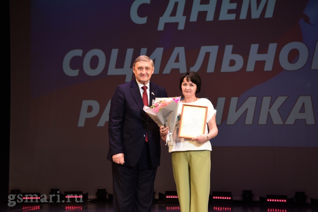 Глава парламента республики вручил  награды социальным работникам