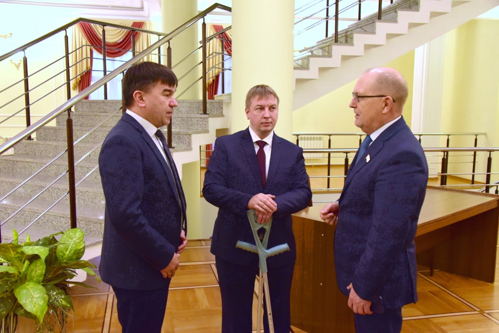 Участники кадровой программы "Герои Марий Эл. Талешке-влак" ознакомились с проектом бюджета на 2026-2028 годы в рамках Дня депутата 