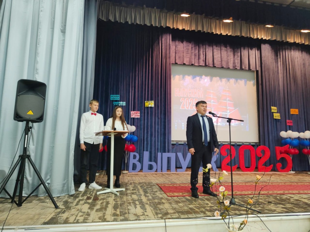 Депутаты поздравили выпускников
