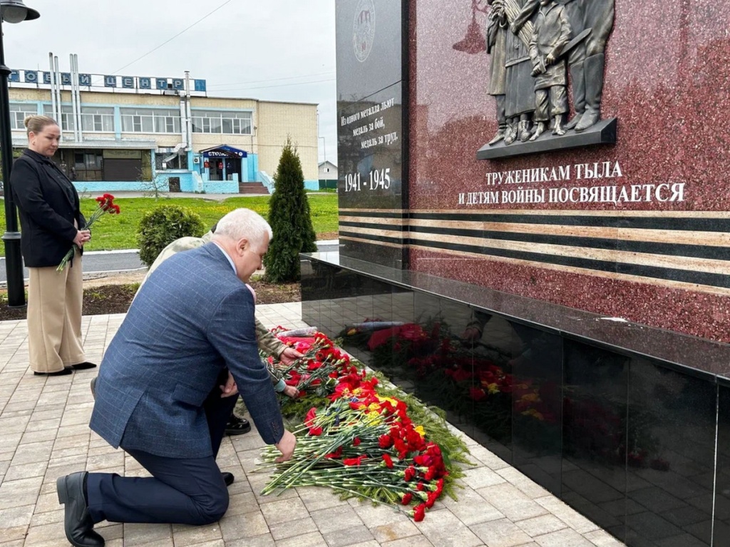 Сергей Мартынов возложил цветы к мемориалу труженикам тыла 