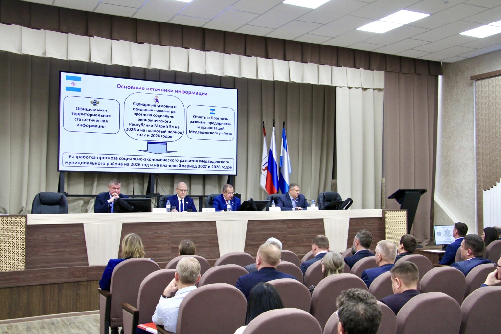 Ориентир на будущее: Михаил Васютин принял участие в сессии депутатов Медведевского района