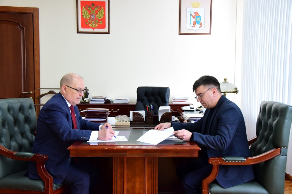 В рамках программы наставничества Михаил Васютин и Александр Смирнов обсудили подготовку к заседанию Совета законодателей ПФО