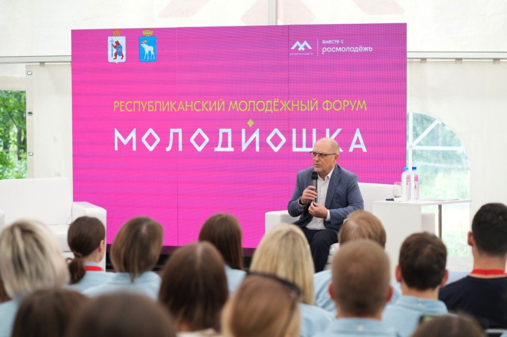 На встрече с молодёжью спикер марийского парламента  поделился своим уникальным опытом государственной службы  и рассказал о специфике депутатской работы