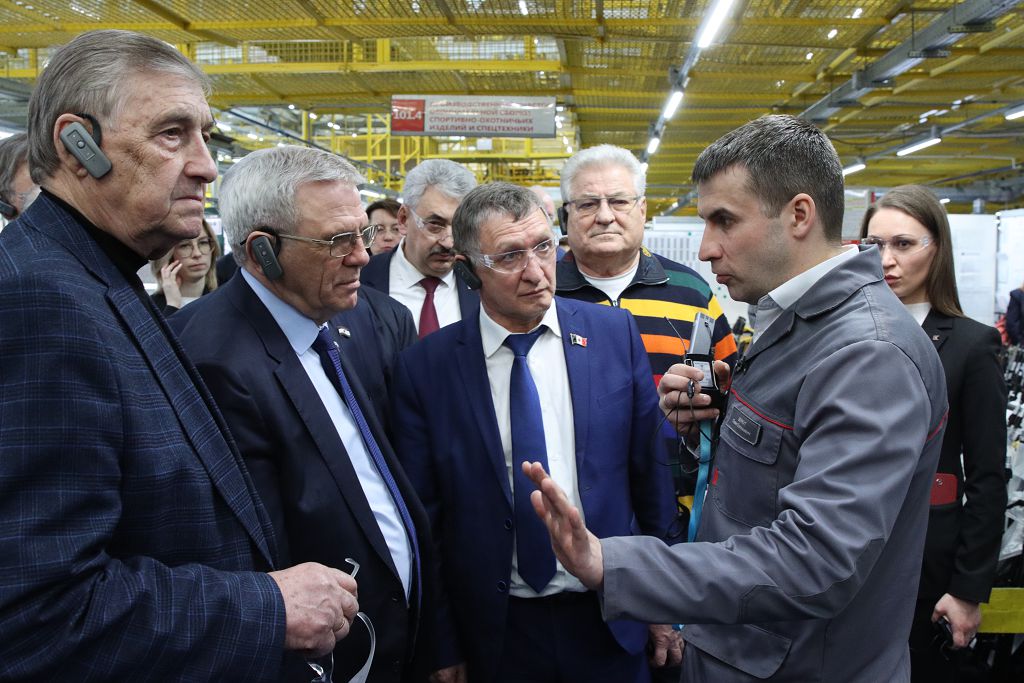 Законодатели округа посетили предприятия и школу Ижевска