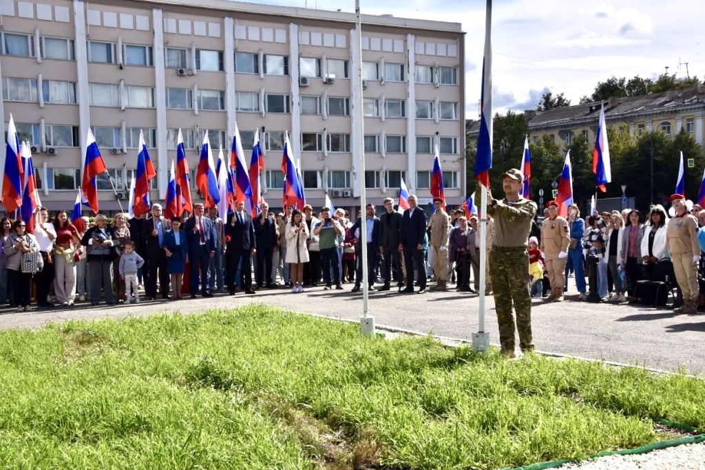 Михаил Васютин: "Флаг России объединяет миллионы людей разных национальностей и вероисповеданий во всех уголках нашей огромной страны"
