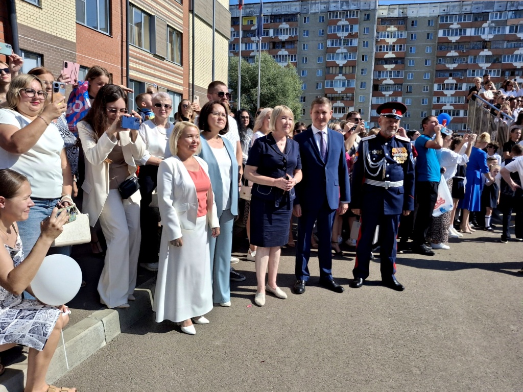 Депутат дала напутствия школьникам