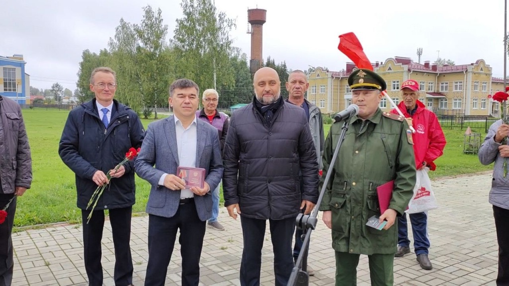 Зампредседателя Государственного Собрания Александру Смирнову вручена боевая награда 