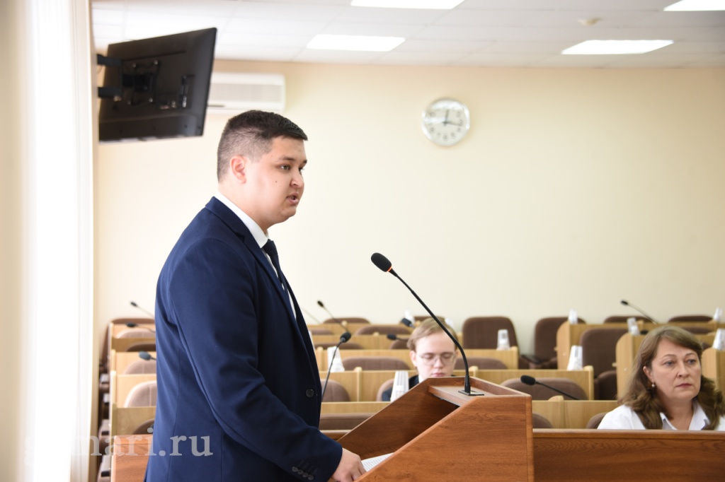 Рассмотрены первые инициативы молодых парламентариев
