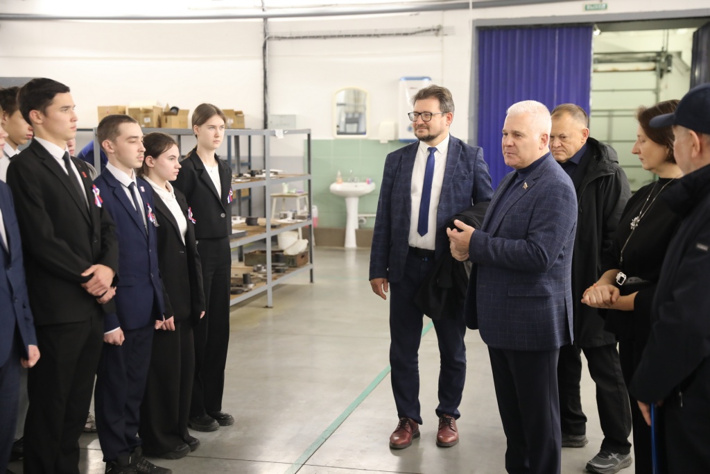 Сенатор Сергей Мартынов побывал на заводе "Электродвигатель", одном из ключевых предприятий Марий Эл  Сенатор Сергей Мартынов побывал на заводе "Электродвигатель", одном из ключевых предприятий Марий Эл