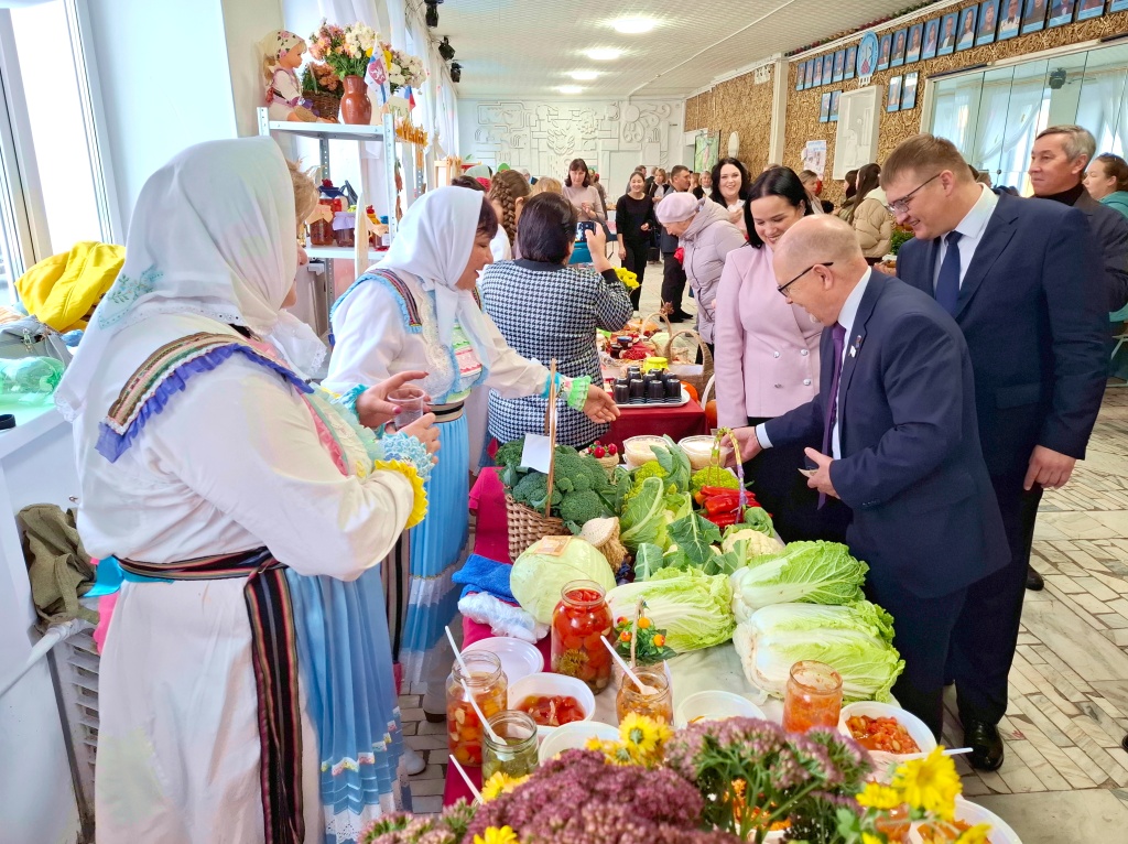 Три праздника — одна родная земля: в преддверии Дня народного единства и 105-летия республики Михаил Васютин наградил аграриев Горномарийского района