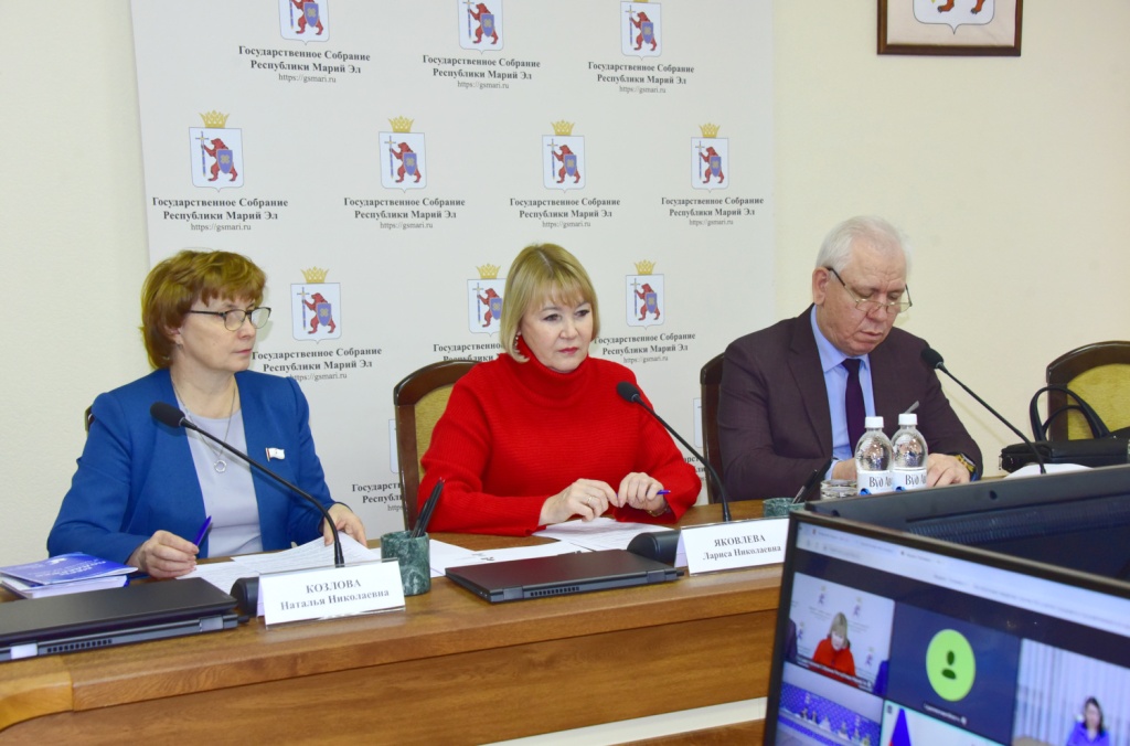 Лариса Яковлева приняла участие в дискуссионной площадке женщин-депутатов по вопросам мер поддержки семей с детьми в субъектах ПФО