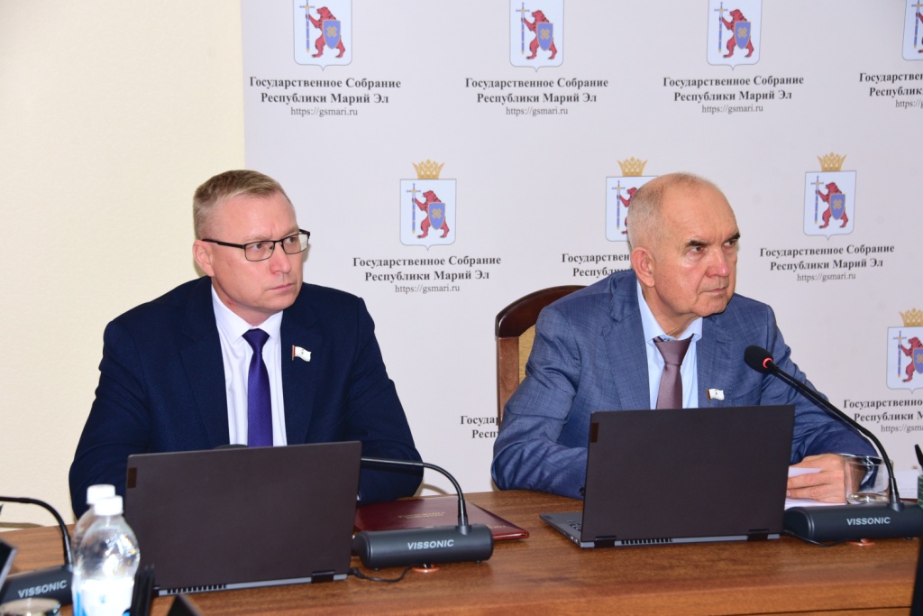 В парламенте начался первый этап рассмотрения  сессионных документов